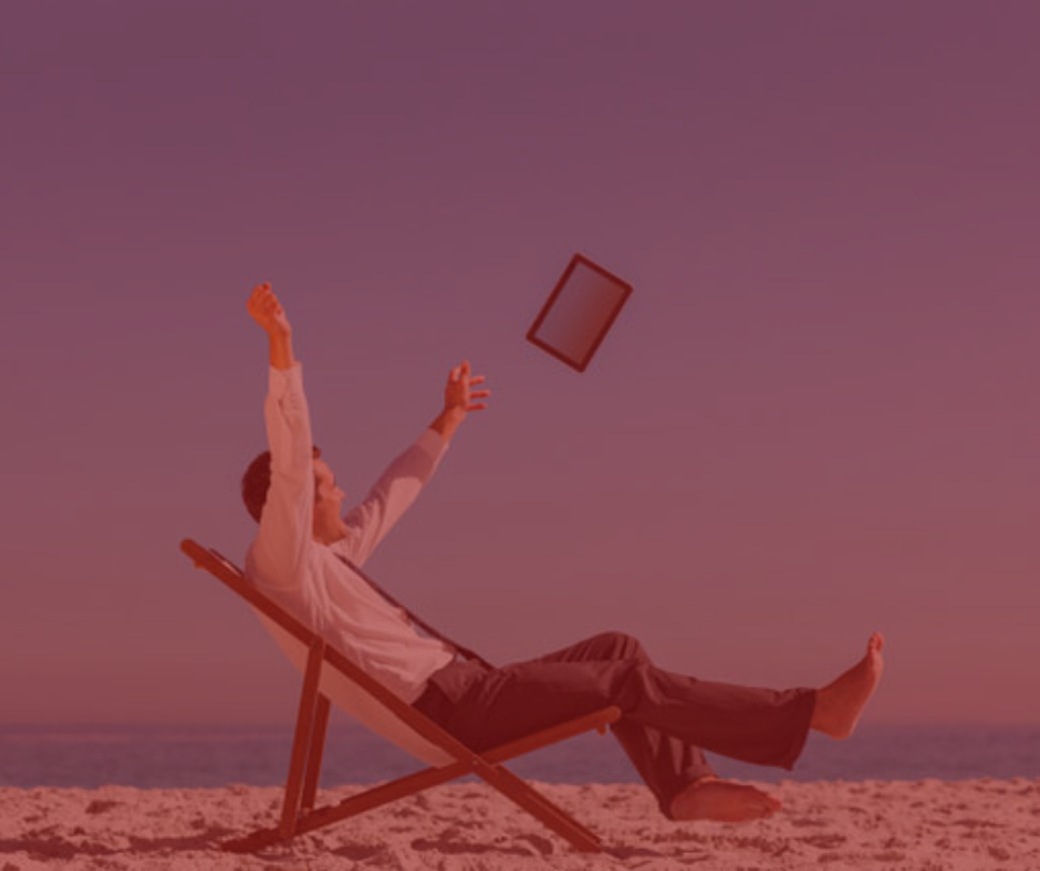 imagem com fundo vermelho. Artigo Quero tirar férias. Como funciona ? Homem sentado numa cadeira de praia trajando roupas de trabalho, camisa branca, calça social e descalço. Arremessando um tablet.