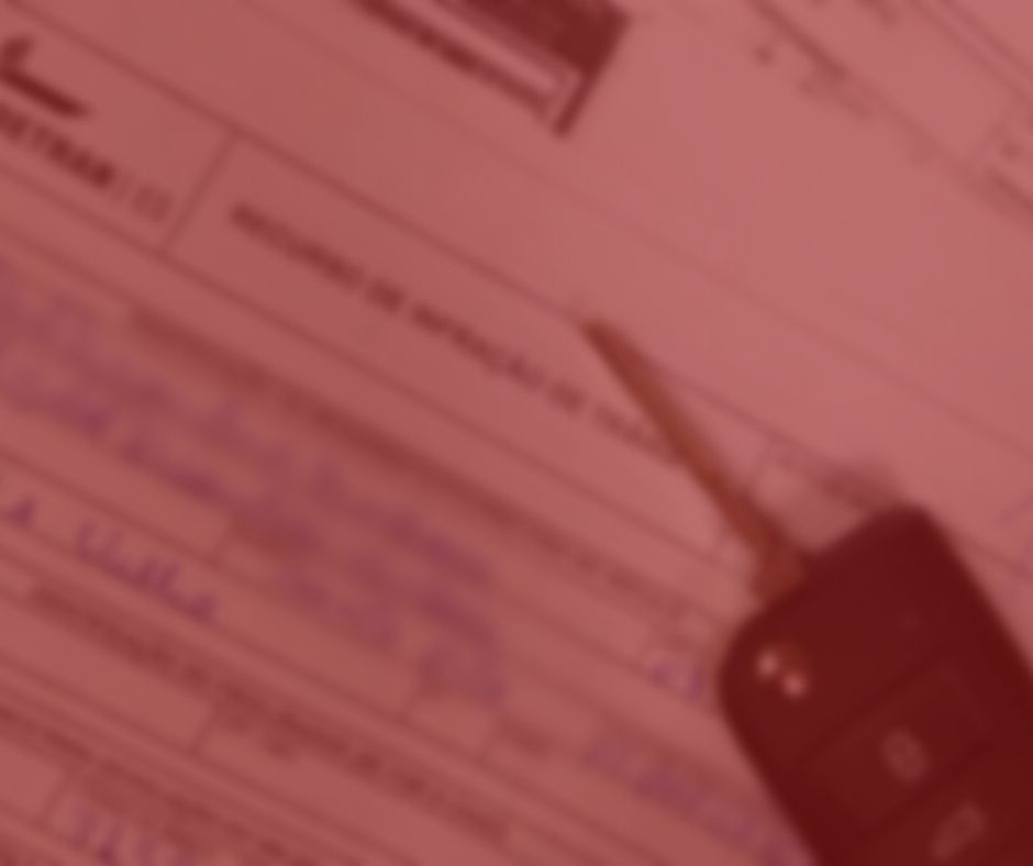 Imagem com fundo vermelho. Notícia: Detran/SP indenizará por cobrar multa de ex-proprietário de veículo. Foto com uma multa preenchida com caneta azul, e uma chave de carro em cima dela. 