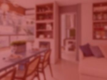 imagem com fundo vermelho. Notícia: Airbnb deve indenizar hóspede por más condições de apartamento. Na foto, um apartamento decorado com estante, mesa de jantar, sofá, sacada. Cores azuis, verdes e marrom.