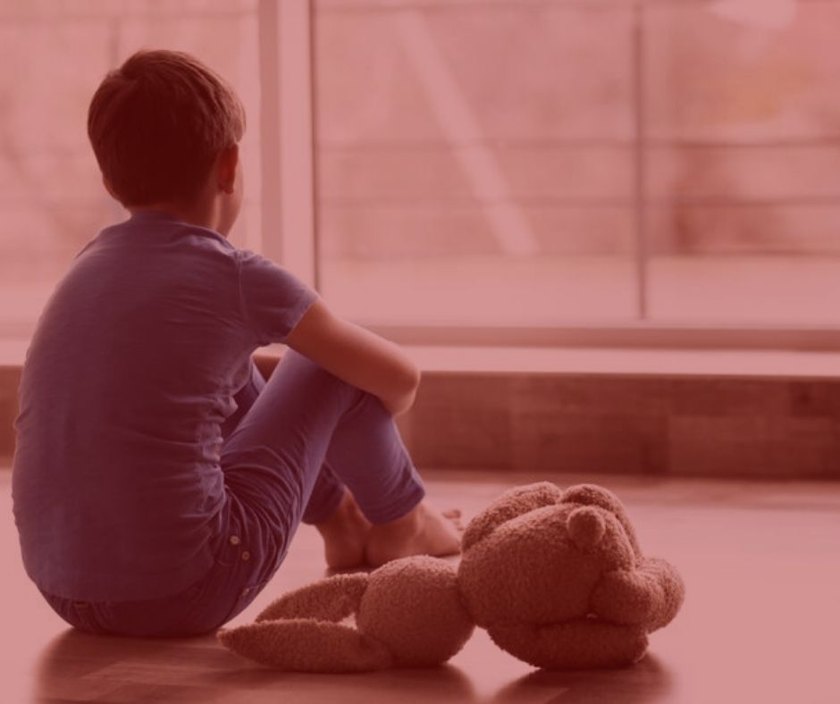 imagem com fundo vermelho. Notícia: Pai indenizará por abandono afetivo. Na imagem uma criança olhando para janela com seu urso ao lado, cores azuis e marrom. 
