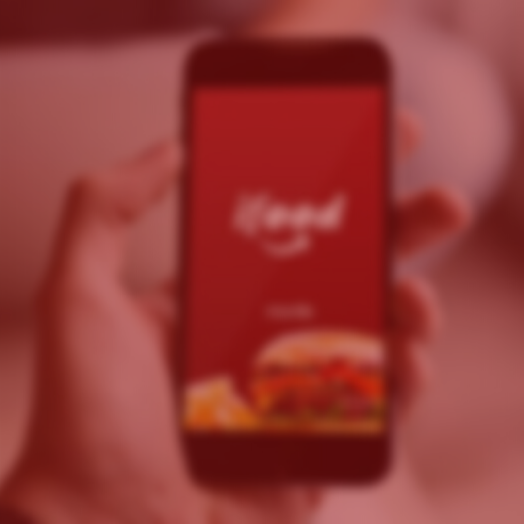 notícia: iFood e restaurante indenizarão condomínio após furto por entregador. Imagem com fundo vermelho, uma pessoa segurando o celular com o aplicativo de comida aberto.