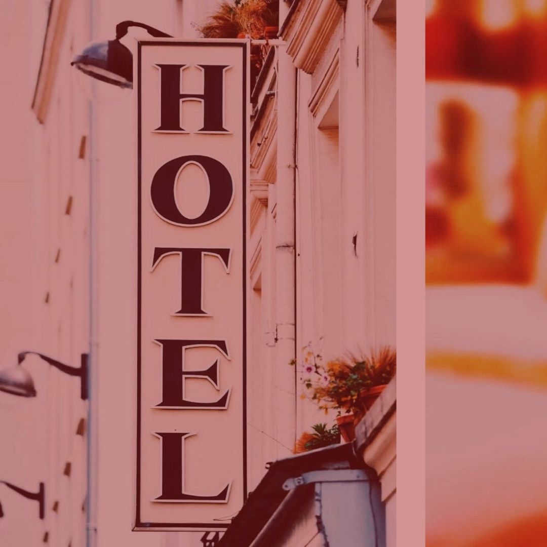 artigo: Covid-19 e o cancelamento de reservas em hotéis: O que fazer ? Na foto, a fachada de um hotel. Cores na imagem: preto, branco e laranja.