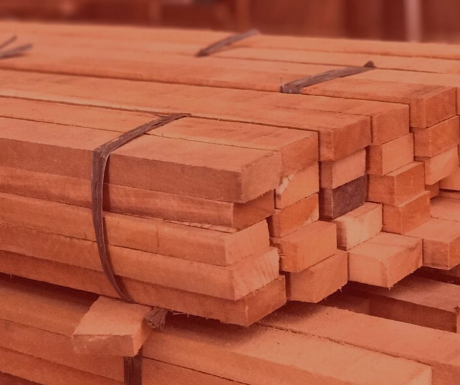 notícia: Exportadora de madeira consegue prorrogar parcelas de empréstimo devido à pandemia. #pratodosverem: madeiras de uma madeireira no depósito da empresa. Cores na foto: marrom e verde. 