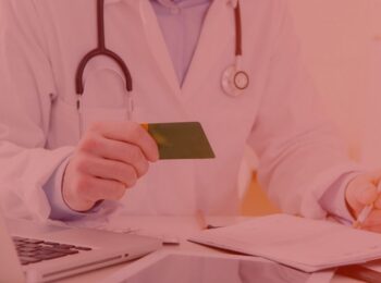 ARTIGO: As obrigações dos planos de saúde. #PRATODOSVEREM: Na foto, um médico segurando um cartão do plano de saúde enquanto realiza o atendimento. Cores na foto: Verde, branco, preto, cinza e azul.