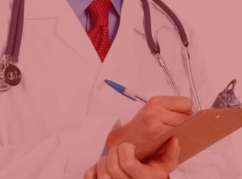 #pratodosverem: artigo: O auxílio-doença durante a pandemia da COVID-19. Na foto, um médico segurando sua prancheta de atendimento. Cores na imagem: branco, vermelho, marrom e azul.