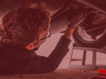 #pratodosverem: artigo: Trabalhador MEI e seus direitos. Na foto, um mecanico realizando a manutenção em um veículo.: vermelho, branco, prata e preto.