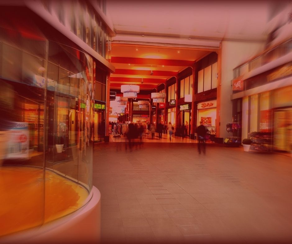 #pratodosverem: post: Direitos desconhecidos dos consumidores. Na foto, um corredor de shopping com pessoas realizando compras.