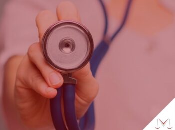 #pratodosverem: post: Como funciona o auxílio acidente ? Na foto, uma médica com seu estetoscópio. Cores na imagem: azul, branco, preto e prata.