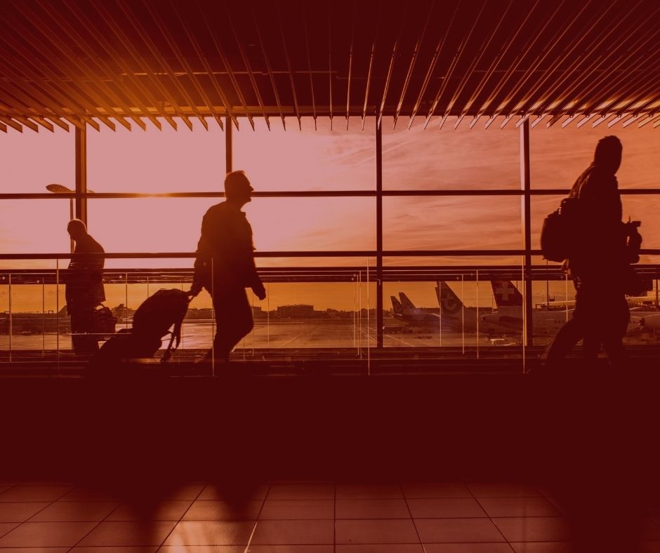 #pratodosverem: notícia: Passageiros serão indenizados por atraso de 9 horas em voo. Na foto pessoas caminhando no aeroporto. Cores na foto: amarelo, vermelho, branco e preto. 