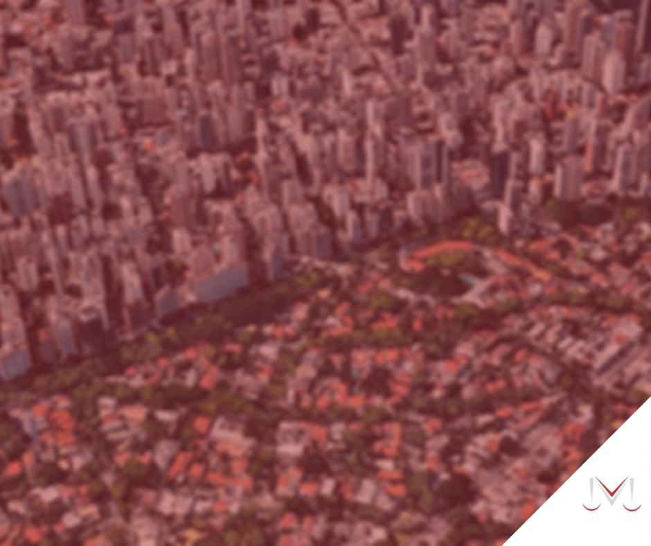 #pratodosverem: artigo: Alteração da Lei de Zoneamento Urbano. Na foto uma vista área de uma cidade. Cores na imagem: verde, laranja, branco, preto e cinza. 
