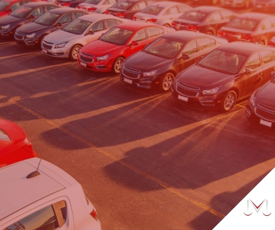 #pratodosverem: post: É possível usucapir bens móveis? Na foto carros estacionados. Cores na imagem: prata, vermelho, azul e amarelo. 
