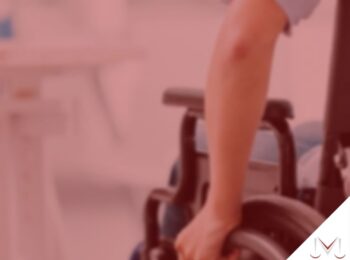 #pratodosverem: post: Como é a aposentadoria por invalidez? Na foto, uma pessoa com cadeira de rodas. Cores na imagem: branco, azul e preto.