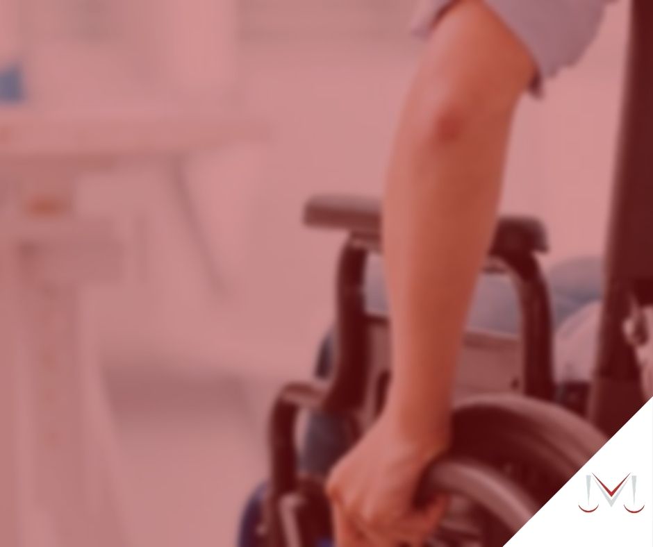 #pratodosverem: post: Como é a aposentadoria por invalidez? Na foto, uma pessoa com cadeira de rodas. Cores na imagem: branco, azul e preto. 