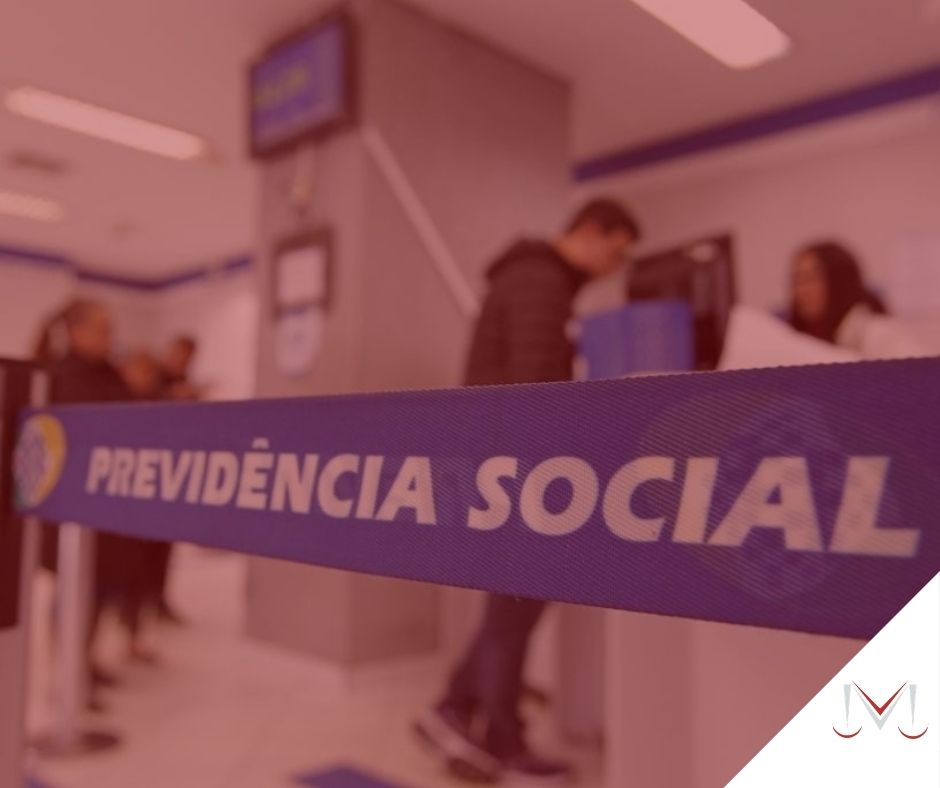 #pratodosverem: artigo: Acumulação de benefícios previdenciários. Na foto um posto da previdência social do Brasil. Cores na imagem: azul, branco, preto e amarelo. 