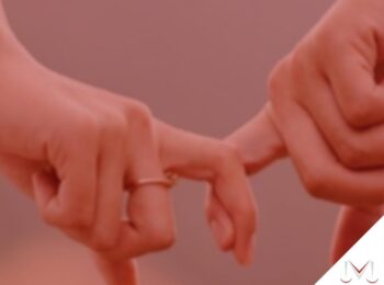 #pratodosverem: post: Como comprovar a união estável judicialmente? Na foto uma pessoa segurando a mão da outra. Cores na imagem: dourado, vermelho, branco e vermelho.