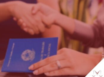#pratodosverem: artigo: A previdência complementar pública de servidores públicos. Na foto uma pessoa com a carteira de trabalho em uma mão. Cores na imagem: azul, branco, prata, marrom.
