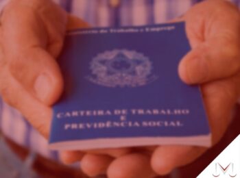 #pratodosverem: artigo: Como a pessoa transgênero se aposenta? Na foto uma pessoa segurando uma carteira de trabalho. Cores na imagem: azul, branco e marrom.