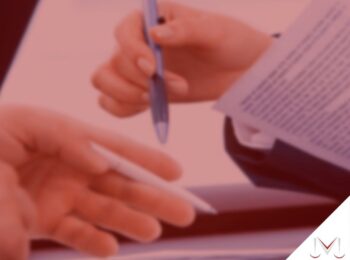 #pratodosverem: notícia: Suspensão do contrato de trabalho para gestantes. Na foto uma pessoa segurando uma caneta para assinar um papel. Cores na imagem: branco, preto, azul e cinza.