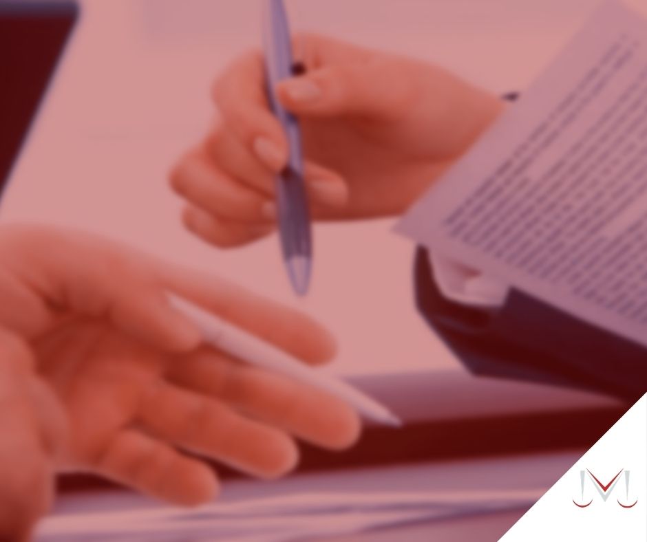 #pratodosverem: notícia: Suspensão do contrato de trabalho para gestantes. Na foto uma pessoa segurando uma caneta para assinar um papel. Cores na imagem: branco, preto, azul e cinza. 