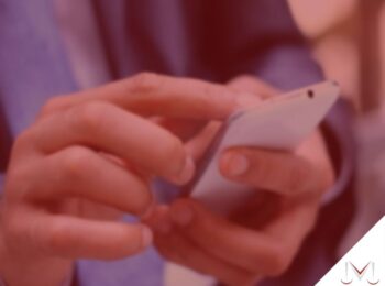 #pratodosverem: notícia: Direito da desconexão - mensagem do Whatsapp fora do horário de trabalho gera hora extra? - na foto uma homem mexendo no celular. Cores na imagem: branco, cinza, preto e azul.
