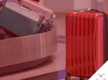 #pratodosverem: notícia: Danos á bagagem em voos internacionais limites à indenização. Na foto bagagens de viagens em um aeroporto. Cores na foto: vermelho, rosa, azul, verde e cinza.