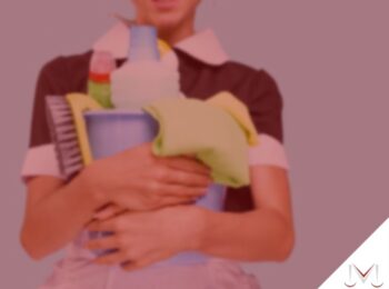 #pratodosverem: artigo: Quais são os direitos dos empregados domésticos? Na foto uma empregada doméstica segurando itens de limpeza. Cores na foto: verde, azul, vermelho, preto, branco e amarelo.