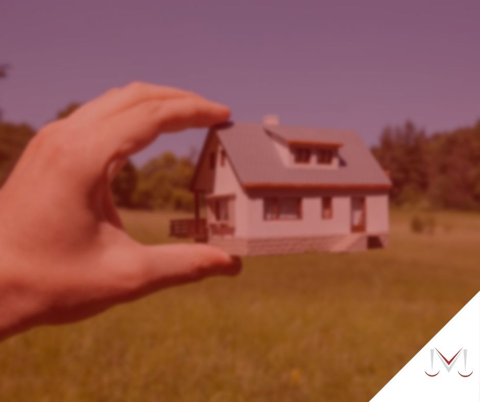 #pratodosverem: artigo: Posso usucapir um terreno herdado de minha família? Na foto uma maquete de casa sendo apresentada para um terreno. Cores na imagem: branco, marrom, laranja e verde. 