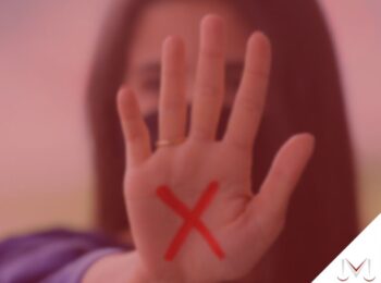#pratodosverem: artigo: Sinal vermelho contra a violência doméstica. Descrição da imagem: uma mulher com a letra "X" desenha na mão. Cores na imagem: roxo, vermelho, dourado e branco.