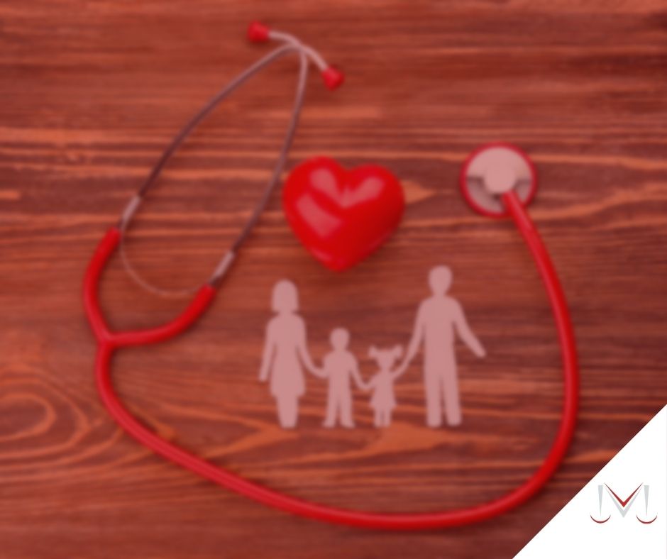 #pratodosverem: artigo: Como se diferenciam os planos de saúde? Descrição de imagem: Um estetoscópio em volta do desenho de uma familia. Cores na imagem: vermelho, branco e marrom. 