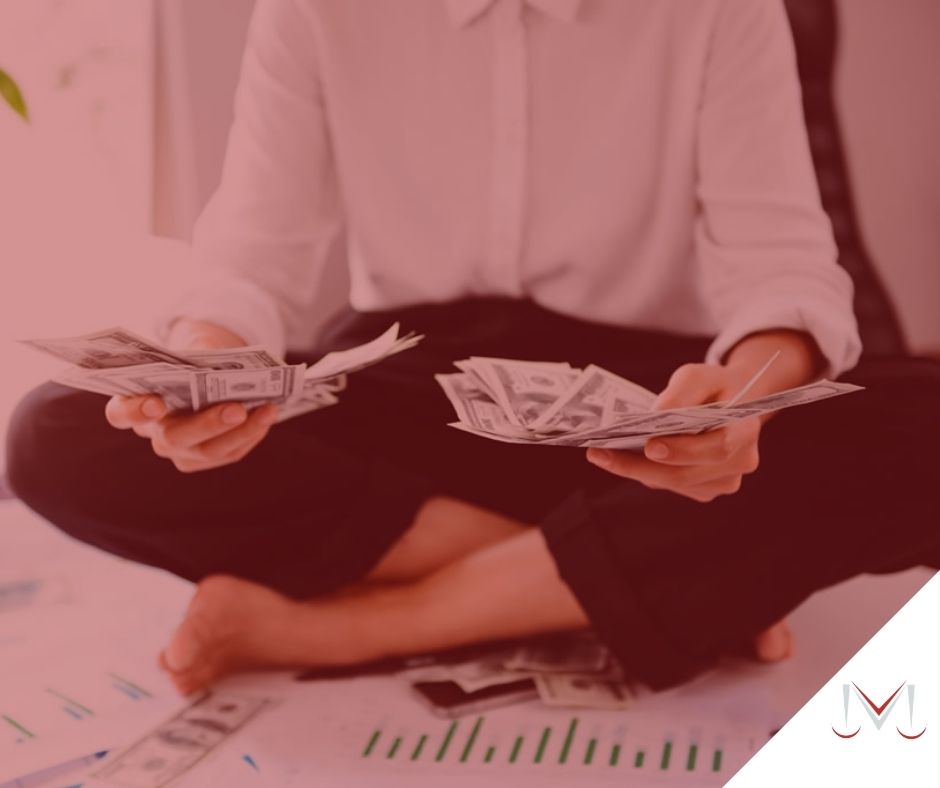 #pratodosverem: artigo: A contribuição previdenciária pela empresa. Descrição da imagem: uma mulher sentada contando dinheiro. Cores na imagem: preto, verde e branco.