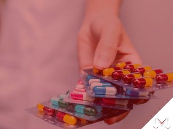 #pratodosverem: artigo: Fornecimento de medicamentos pelo Sistema Único de Saúde. Descrição da imagem: uma pessoa segurando alguns medicamentos na mão. Cores da foto: amarelo, vermelho, azul, branco, rosa, verde, vermelho e cinza.