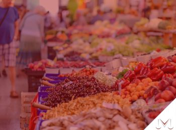 #pratodosverem: artigo: Práticas discriminatórias nas relações de consumo. Descrição da imagem: pessoas realizando compras em um mercado no setor de frutas e verduras. Cores na foto: verde, vermelho, azul, marrom, laranja, amarelo, preto e cinza.