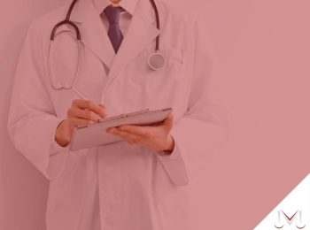 #pratodosverem: artigo: Omissão de socorro médico gera indenização? Descrição da imagem: um médico segurando uma prancheta. Cores na foto: branco, azul, preto, cinza e vermelho.