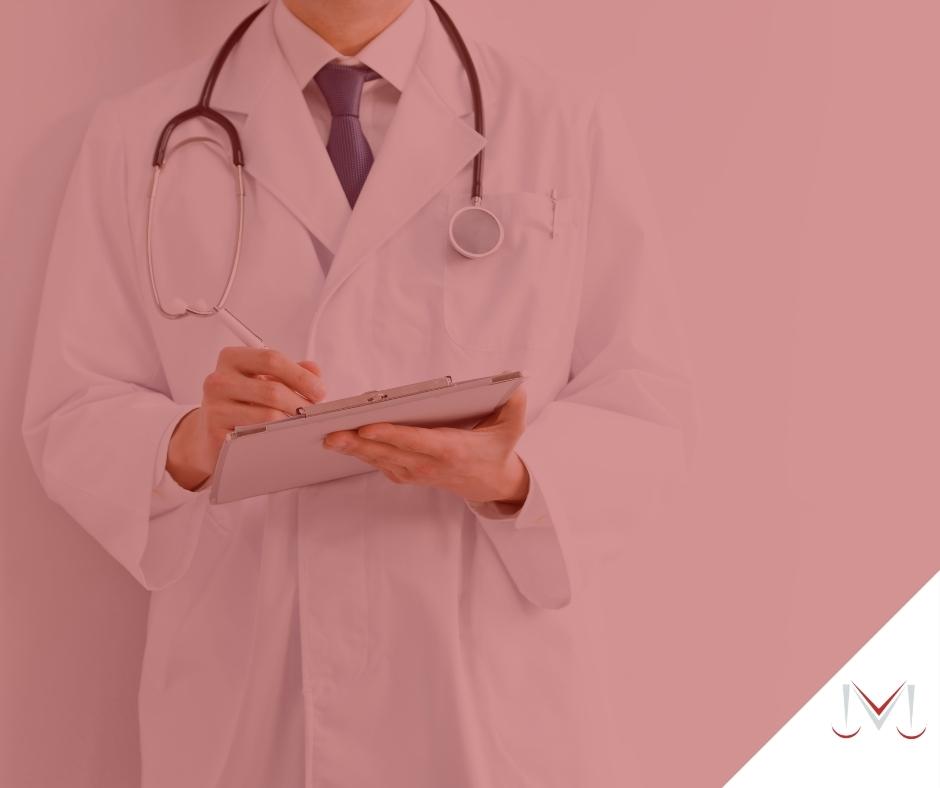 #pratodosverem: artigo: Omissão de socorro médico gera indenização? Descrição da imagem: um médico segurando uma prancheta. Cores na foto: branco, azul, preto, cinza e vermelho. 