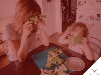 #pratodosverem: artigo: A retroatividade do valor dos alimentos provisórios. Descrição da imagem: uma mãe e uma filha estão comendo e segurando uma alface. Cores na foto: verde, branco, verde, azul, laranja, vermelho, cinza.