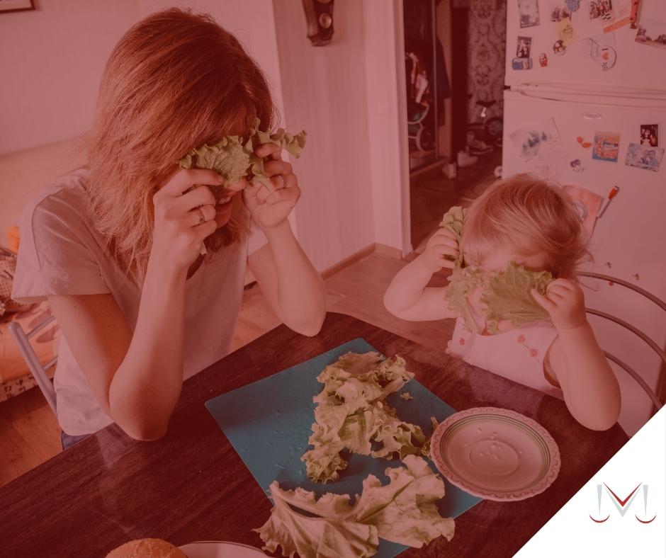 #pratodosverem: artigo: A retroatividade do valor dos alimentos provisórios. Descrição da imagem: uma mãe e uma filha estão comendo e segurando uma alface. Cores na foto: verde, branco, verde, azul, laranja, vermelho, cinza.