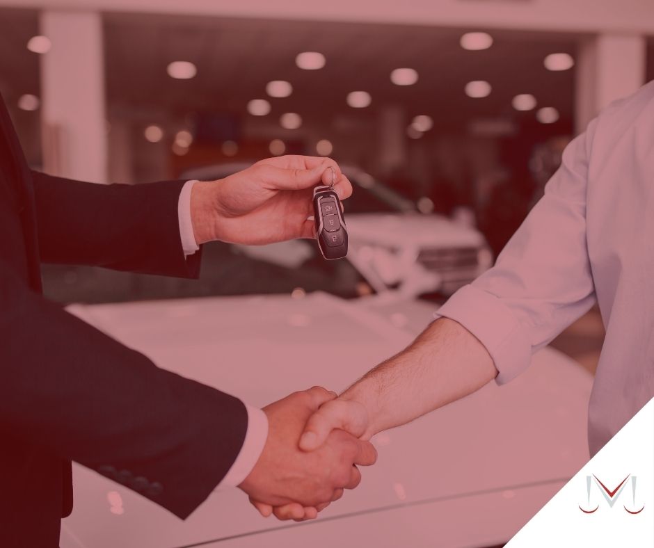 #pratodosverem: artigo: Comprei um carro, posso devolver? Descrição da imagem: um vendedor entregando a chave da carro para a pessoa que comprou. Cores na foto: preto, branco, azul, cinza e vermelho. 
