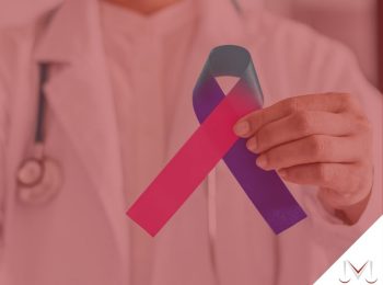 #paratodosverem: artigo: Direitos da pessoa com câncer. Descrição da imagem: um médico segurando um laço simbolizando o cancer. Cores na foto: branco, azul, rosa, vermelho, cinza.