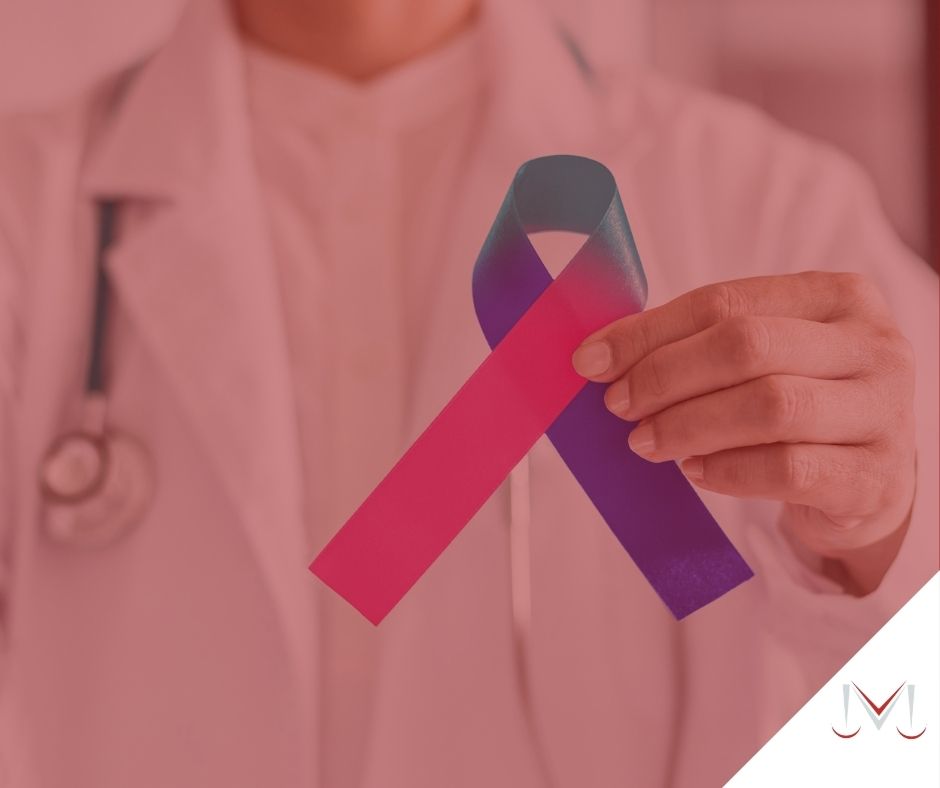 #paratodosverem: artigo: Direitos da pessoa com câncer. Descrição da imagem: um médico segurando um laço simbolizando o cancer. Cores na foto: branco, azul, rosa, vermelho, cinza. 