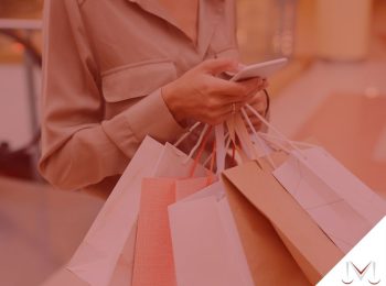 #pratodosverem: artigo: Quando prescreve meu direito de reclamar de um produto ou serviço? Descrição da imagem: uma mulher segurando uma sacola de compras. Cores na foto: dourado, marrom, rosa, laranja, branco, cinza e vermelho.