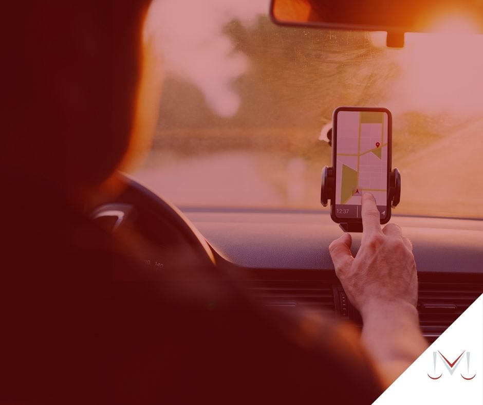 #paratodosverem: artigo: Motorista de aplicativo pode ter vinculo reconhecido? Descrição da imagem: um motorista utilizando o gps do seu celular. Cores na foto: verde, branco, amarelo, vermelho, cinza e preto. 