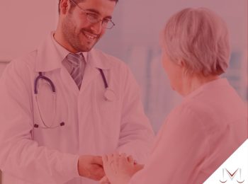 #paratodosverem: artigo: Responsabilidade do paciente. Na foto um médico está conversando com sua paciente. Cores na foto: branco, vermelho, azul, prata, cinza e rosa.