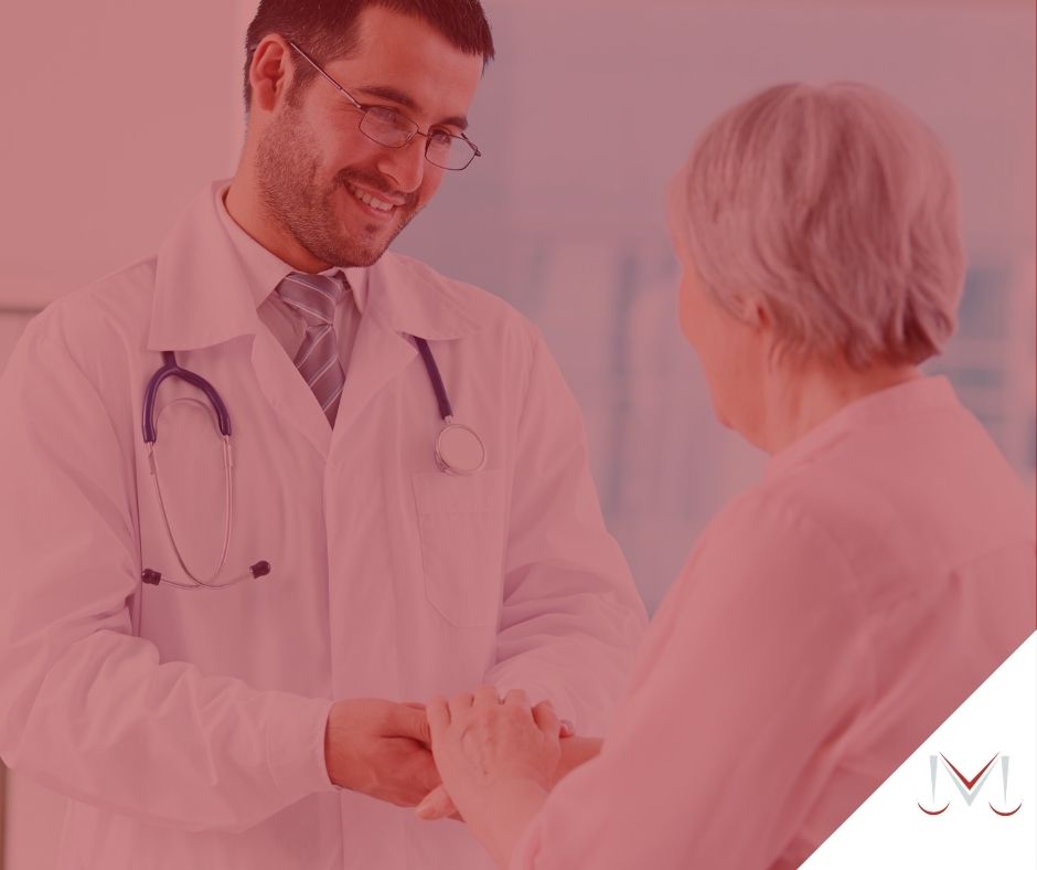 #paratodosverem: artigo: Responsabilidade do paciente. Na foto um médico está conversando com sua paciente. Cores na foto: branco, vermelho, azul, prata, cinza e rosa. 