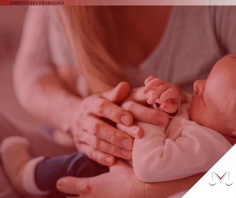 #pratodosverem: artigo: Dispensa do exame de retorno após a licença maternidade. Descrição da imagem: uma mãe segurando seu filho no colo. Cores na foto: azul, branco, marrom, vermelho e cinza. 