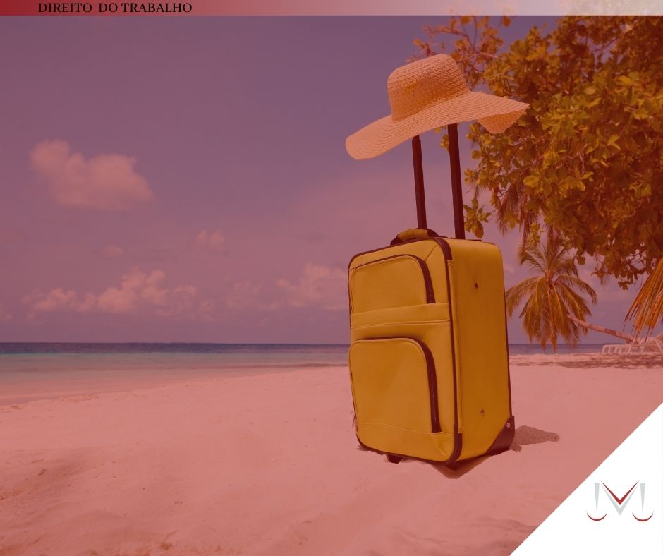 #pratodosverem: artigo: Posso vender minhas férias? Descrição da imagem: uma mala de viagem na areia da praia. Cores na foto: verde, amarelo, preto, branco, cinza, vermelho e dourado. 