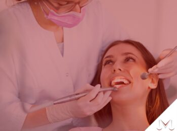 #pratodosverem: artigo: Responsabilidade do cirurgião dentista. Descrição da imagem: uma dentista atendendo uma paciente. Cores na foto: branco, rosa, azul, prata, cinza e vermelho.
