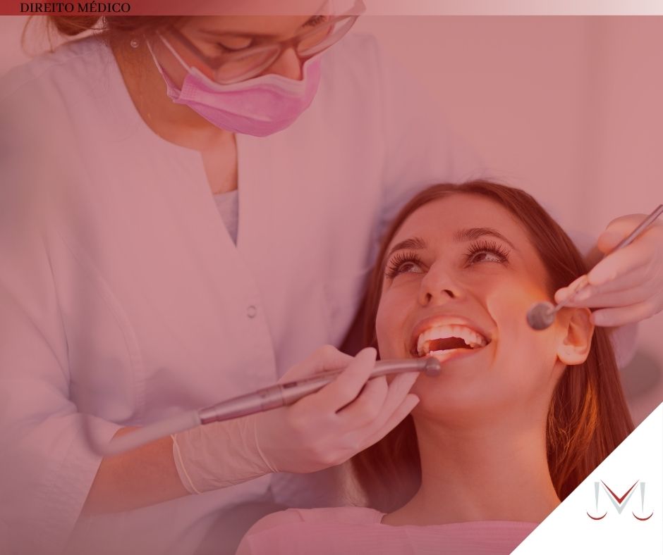 #pratodosverem: artigo: Responsabilidade do cirurgião dentista. Descrição da imagem: uma dentista atendendo uma paciente. Cores na foto: branco, rosa, azul, prata, cinza e vermelho. 