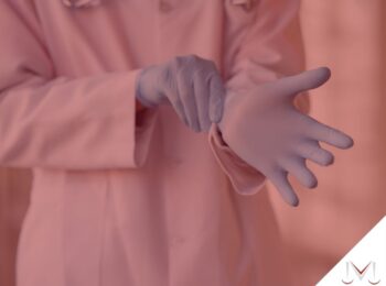 #pratodosverem: artigo: Responsabilidade por infecção hospitalar. Descrição da imagem: um médico colocando sua luva cirúrgica. Cores na foto: azul, branco, vermelho, preto e cinza.
