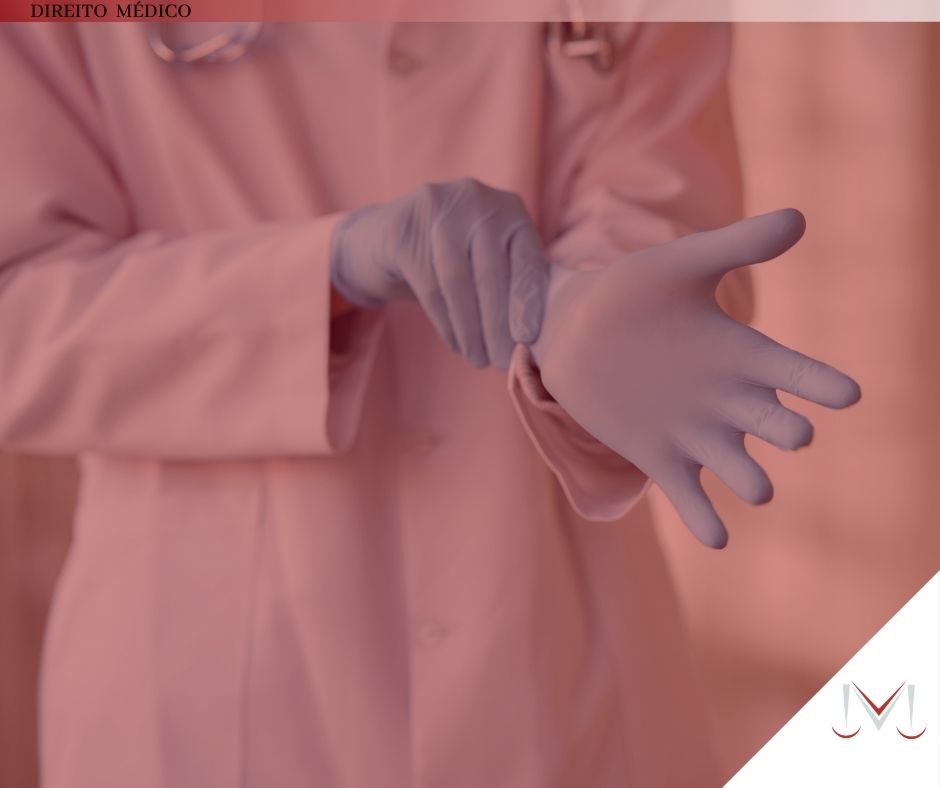 #pratodosverem: artigo: Responsabilidade por infecção hospitalar. Descrição da imagem: um médico colocando sua luva cirúrgica. Cores na foto: azul, branco, vermelho, preto e cinza. 