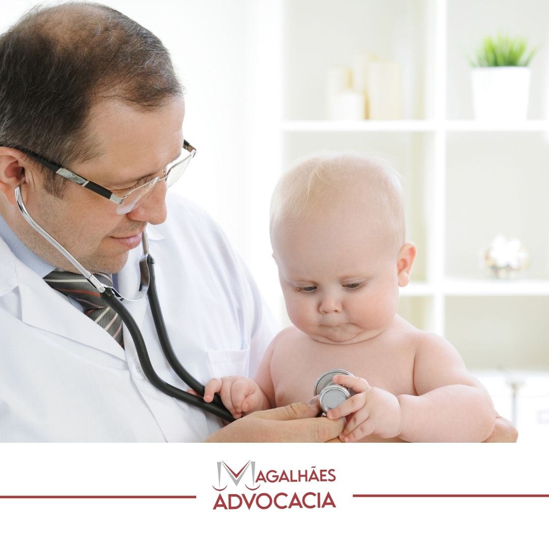 #pratodosverem: artigo:  Pediatria na Unidade de Pronto Atendimento – UPA. Descrição da foto: um médico realizando atendimento em um recém nascido. Cores na foto: branco, preto, cinza, vermelho, branco e verde. 